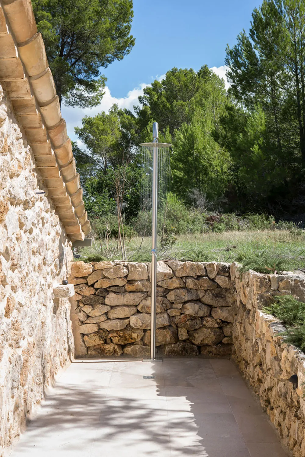 Hogar de piedra milagroso con acabados blancos y detalles cálidos en Mallorca - 13