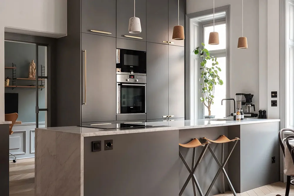 Décor mural classique et meubles modernes : une apartment élégant à Stockholm - Gallery image 4