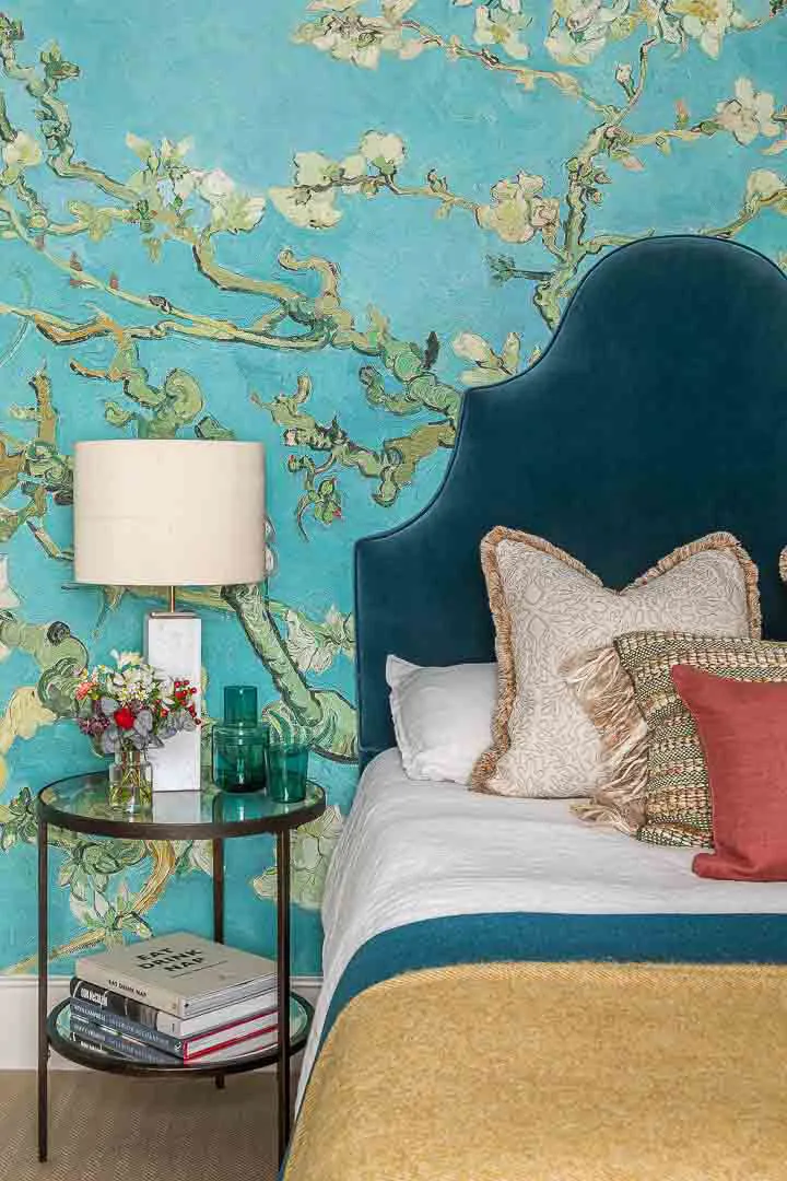 Étagère jaune et autres détails colorés dans le design intérieur à Londres - Gallery image 16