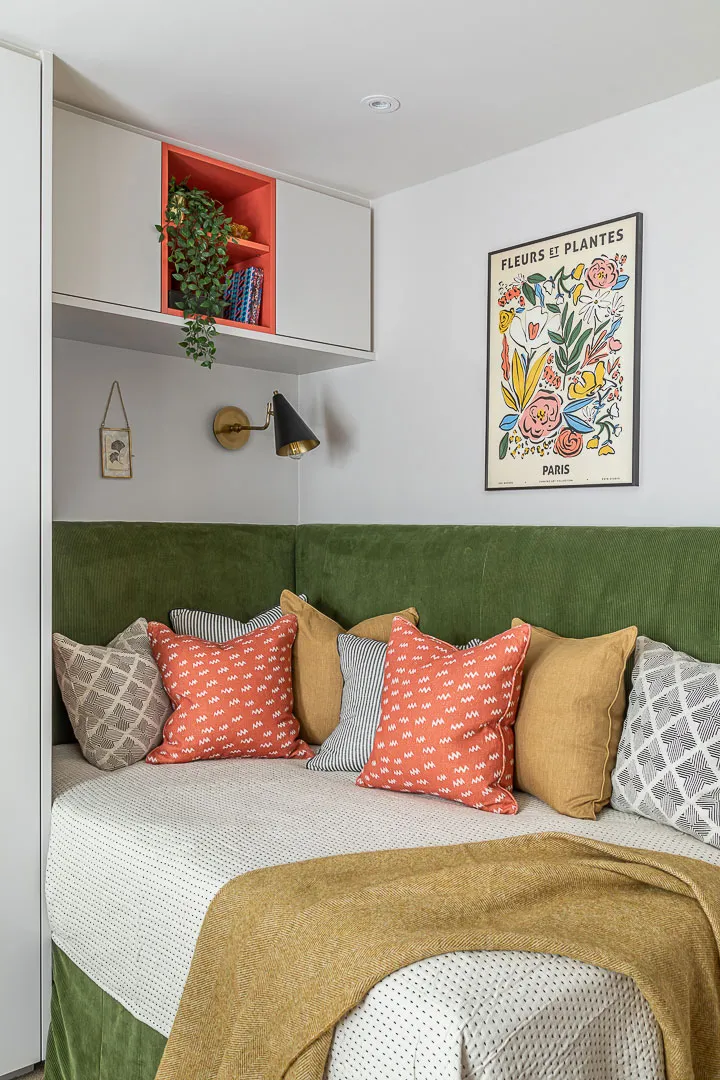 Étagère jaune et autres détails colorés dans le design intérieur à Londres - Gallery image 10