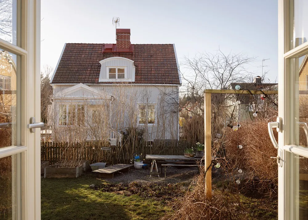 Szwedzka dacha z niespodziewanymi wnętrzami - Gallery image 34