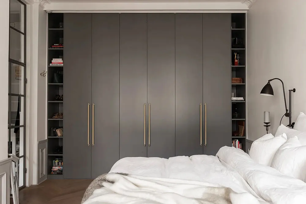 Décor mural classique et meubles modernes : une apartment élégant à Stockholm - Gallery image 17