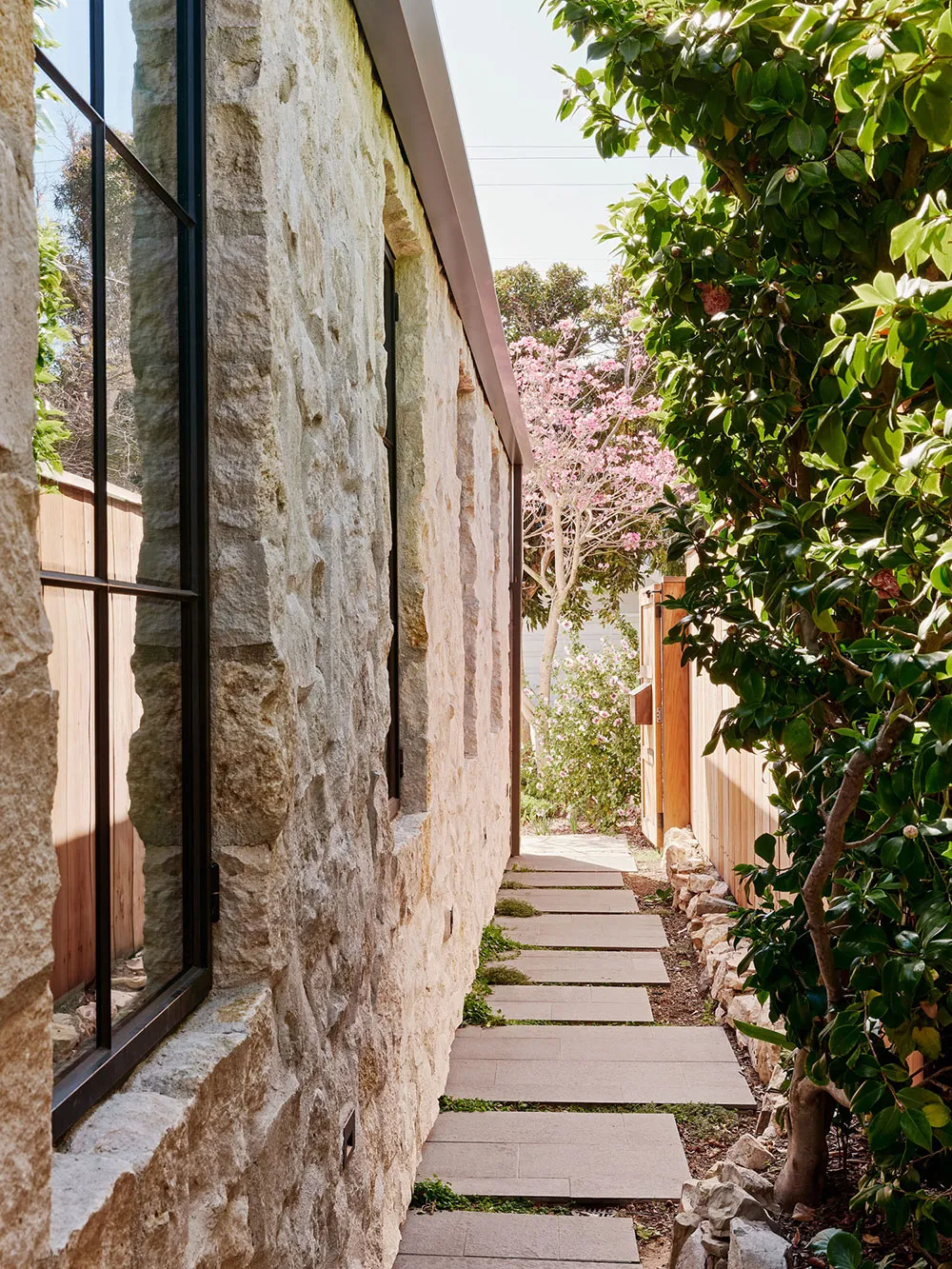 Cozy and Relaxing Interior of a Small House in California (130 sq m) - Gallery image 18