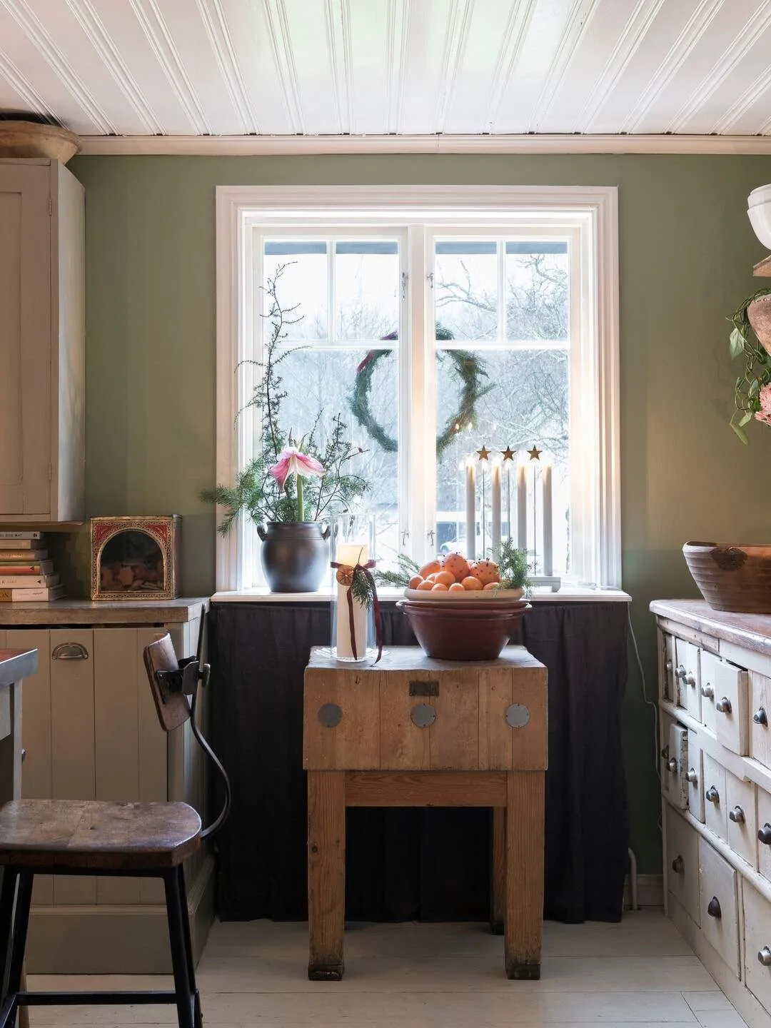 Decoración navideña rústica para casa de los años 40 en Suecia - Gallery image 7