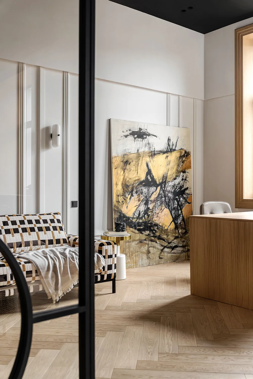 Plafond noir avec décorations et meubles audacieux : transformation spectaculaire au centre de Kiev - Gallery image 3