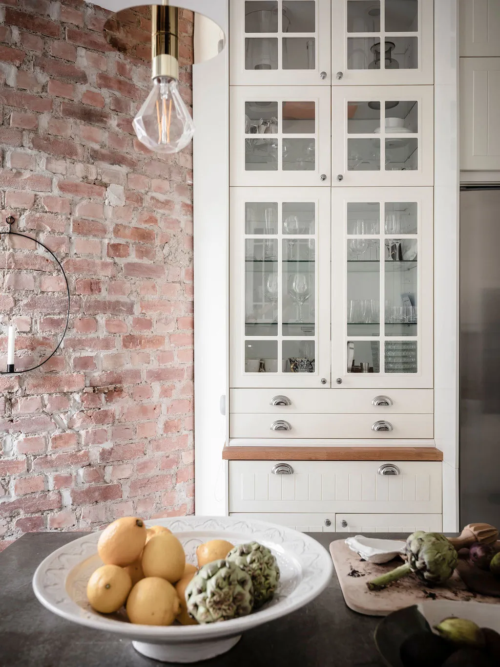 Білосніжний інтер'єр із кричною стіною на кухні в Швеції - Gallery image 18