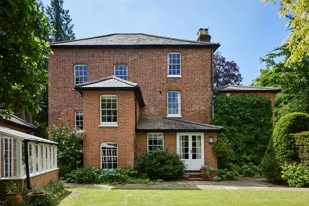 Un encantador coto inglés sumergido en la vegetación - Gallery image 28