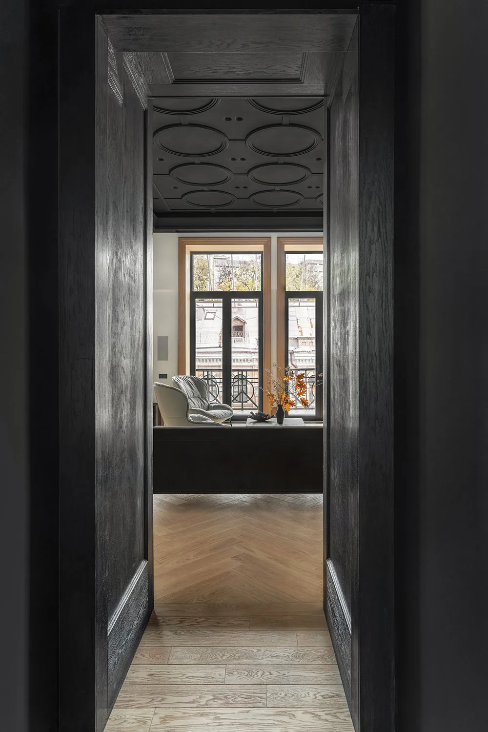 Plafond noir avec décorations et meubles audacieux : transformation spectaculaire au centre de Kiev - Gallery image 19