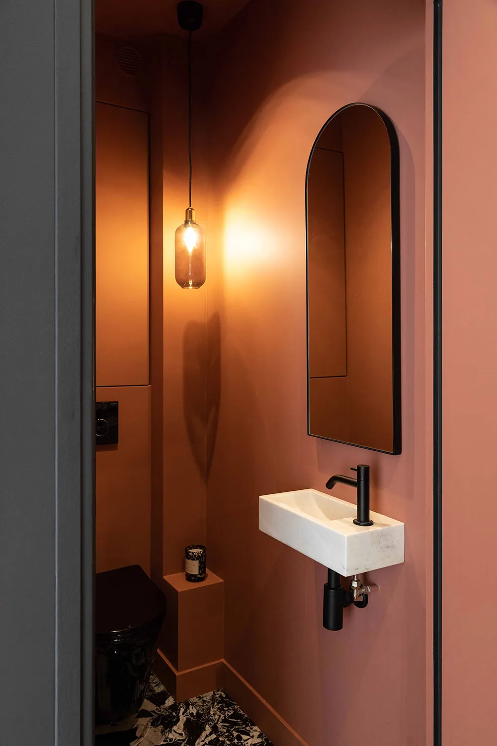 Stylowy nowoczesny design z czarnymi akcentami w Paryżu - 13