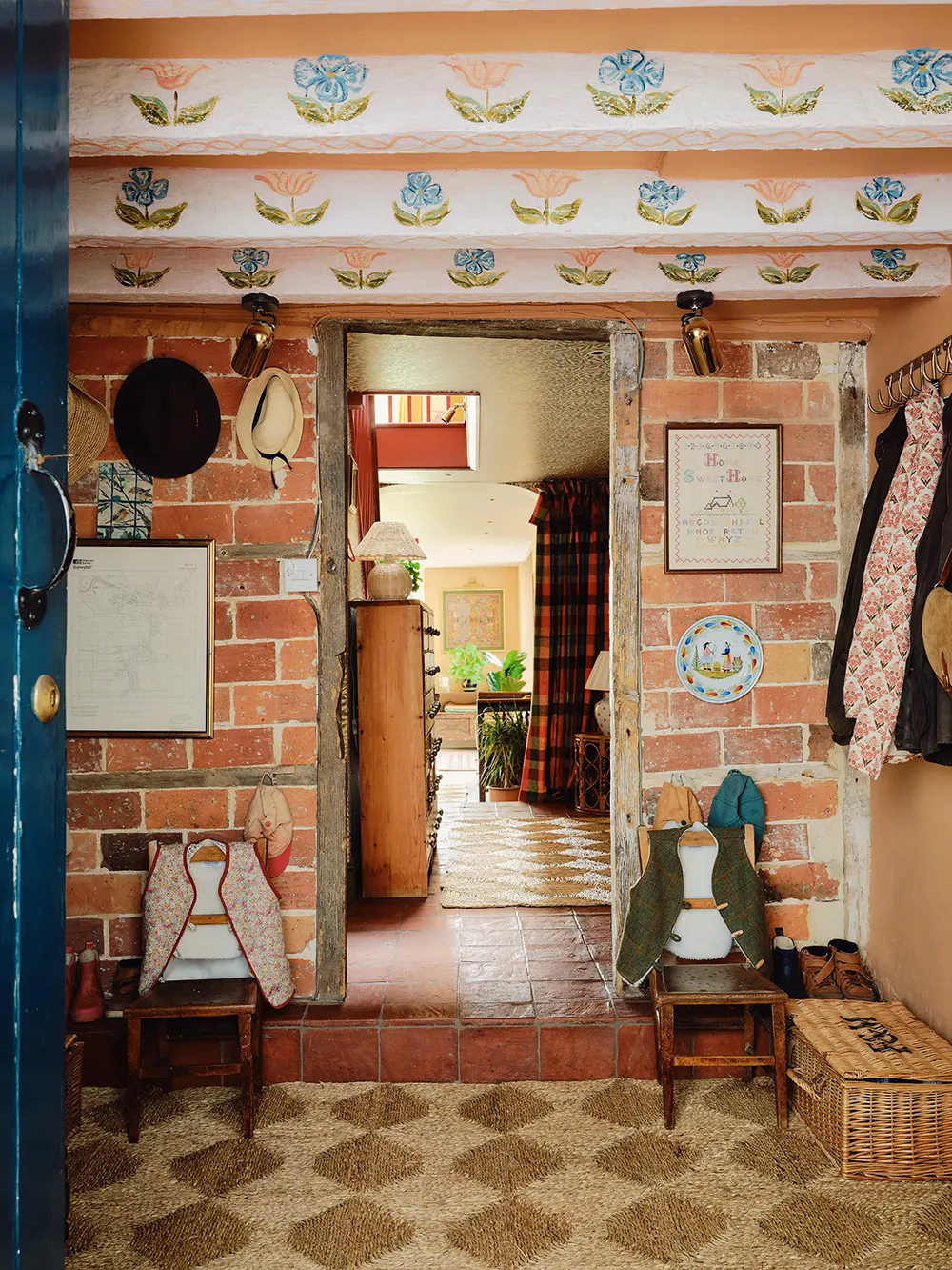 17世紀にルーツを持つ、イングランドにある色彩豊かなアーティストのコテージ - Gallery image 2