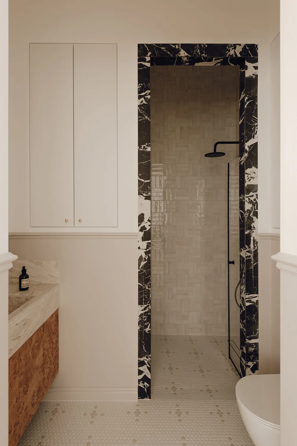 Elegant and Stylish Modern Interior with High Ceilings in Krakow - Gallery image 17