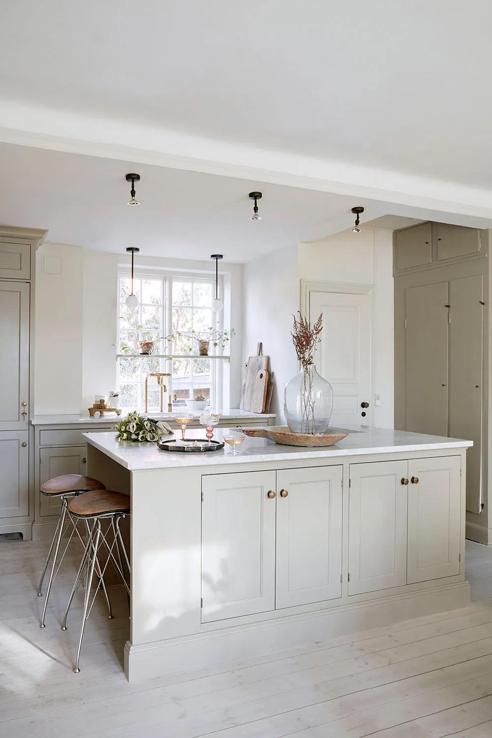 आरामदायक स्कैंडिनेवियन इंटीरियर, शांतिपूर्ण शीतकालीन सजावट के साथ - Gallery image 7