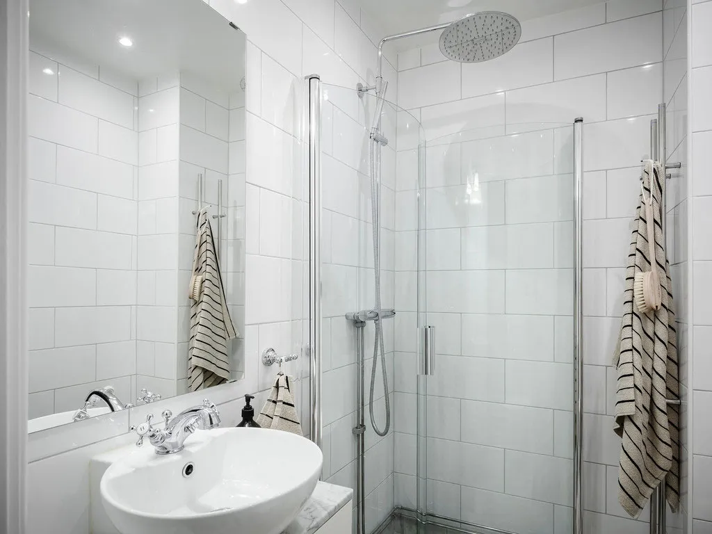 Білосніжний інтер'єр із кричною стіною на кухні в Швеції - Gallery image 19