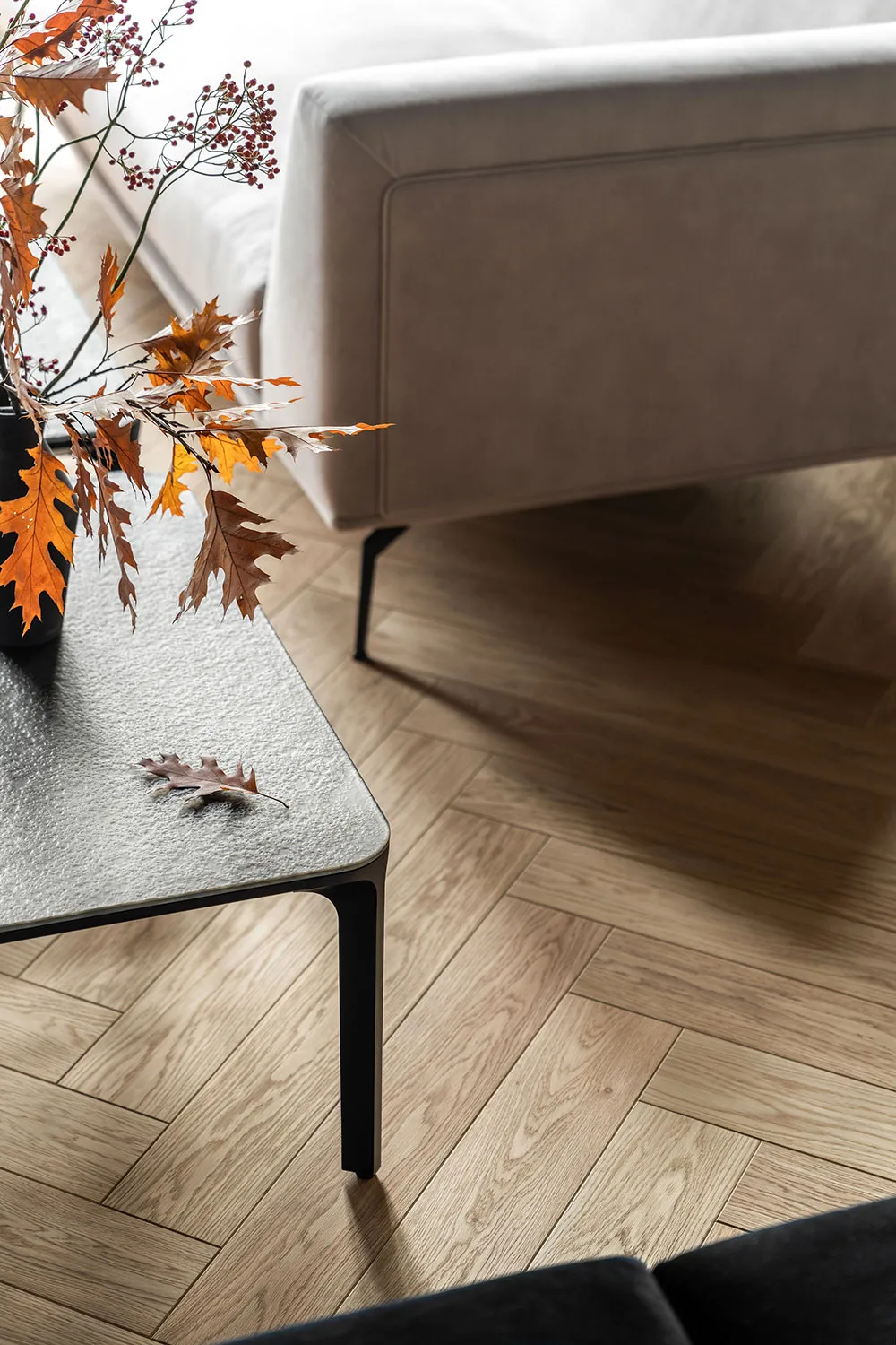 Plafond noir avec décorations et meubles audacieux : transformation spectaculaire au centre de Kiev - Gallery image 6