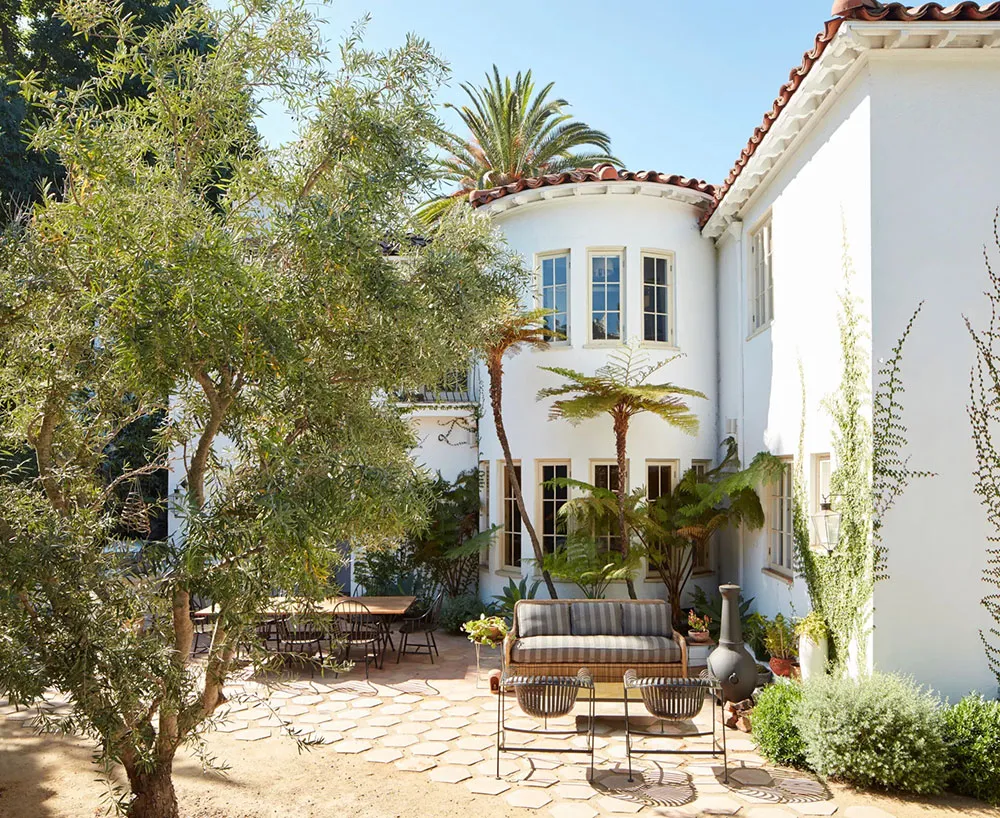 Joyeuses teintes estivales dans le design d'une villa espagnole en Californie - Gallery image 1