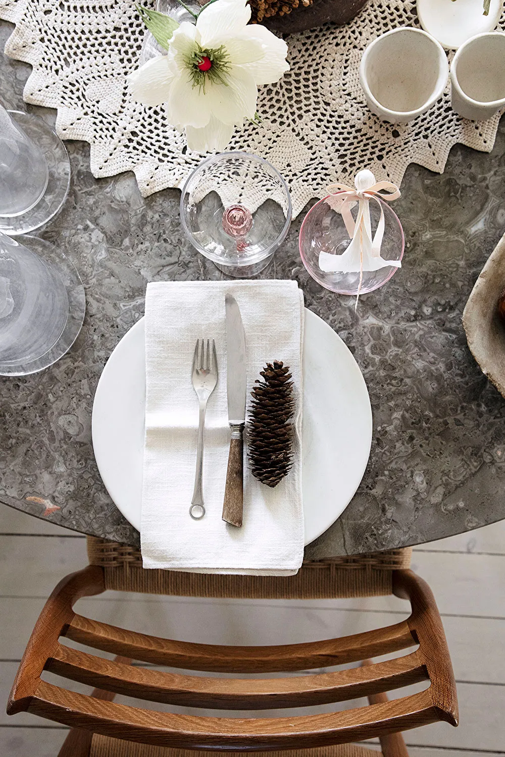 आरामदायक स्कैंडिनेवियन इंटीरियर, शांतिपूर्ण शीतकालीन सजावट के साथ - Gallery image 9