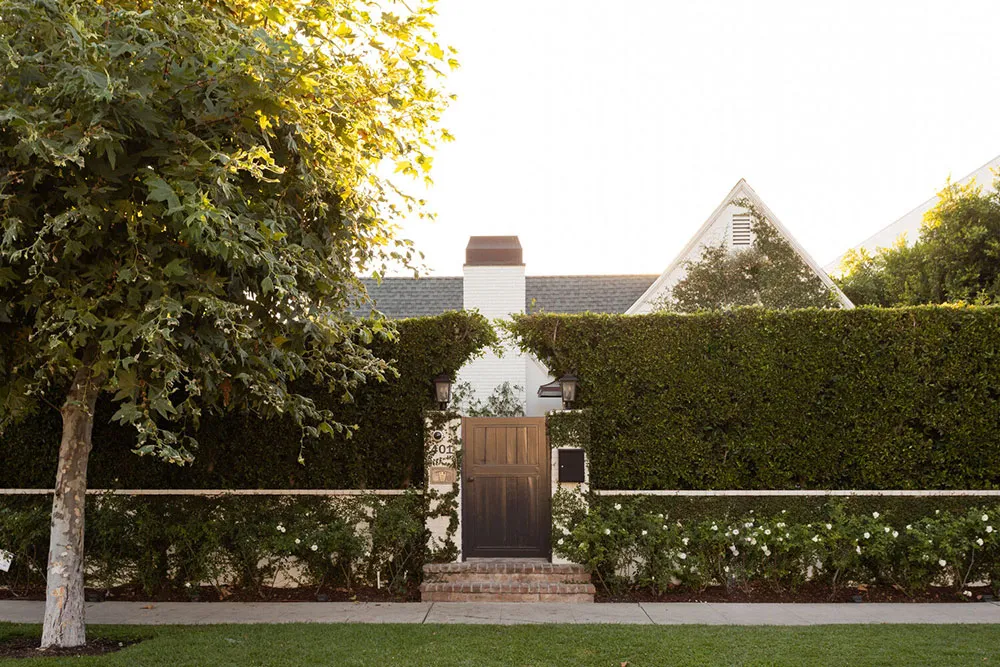 Дом кинорежиссера в Лос-Анджелесе с белыми и черными комнатами - Gallery image 1