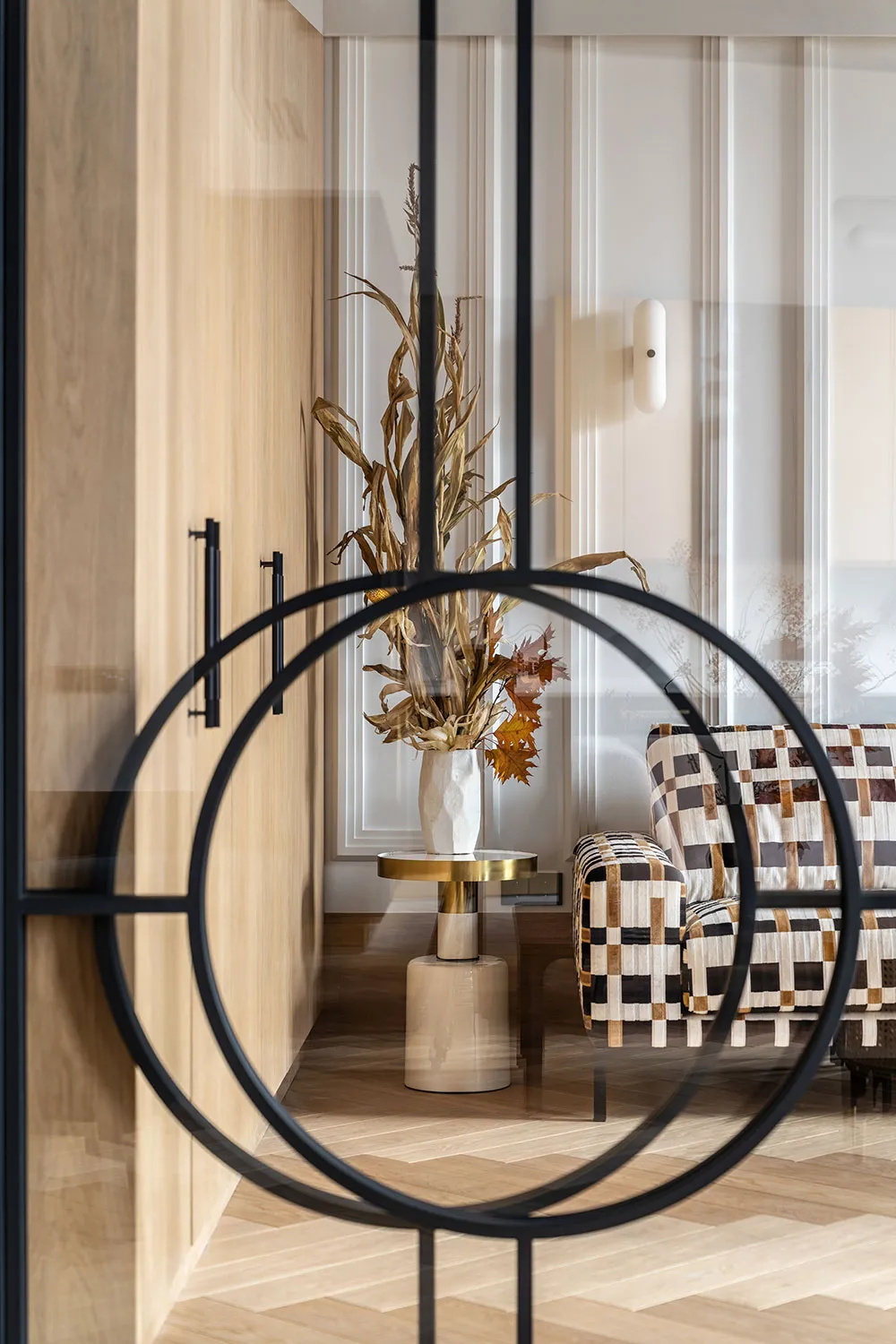 Plafond noir avec décorations et meubles audacieux : transformation spectaculaire au centre de Kiev - Gallery image 12