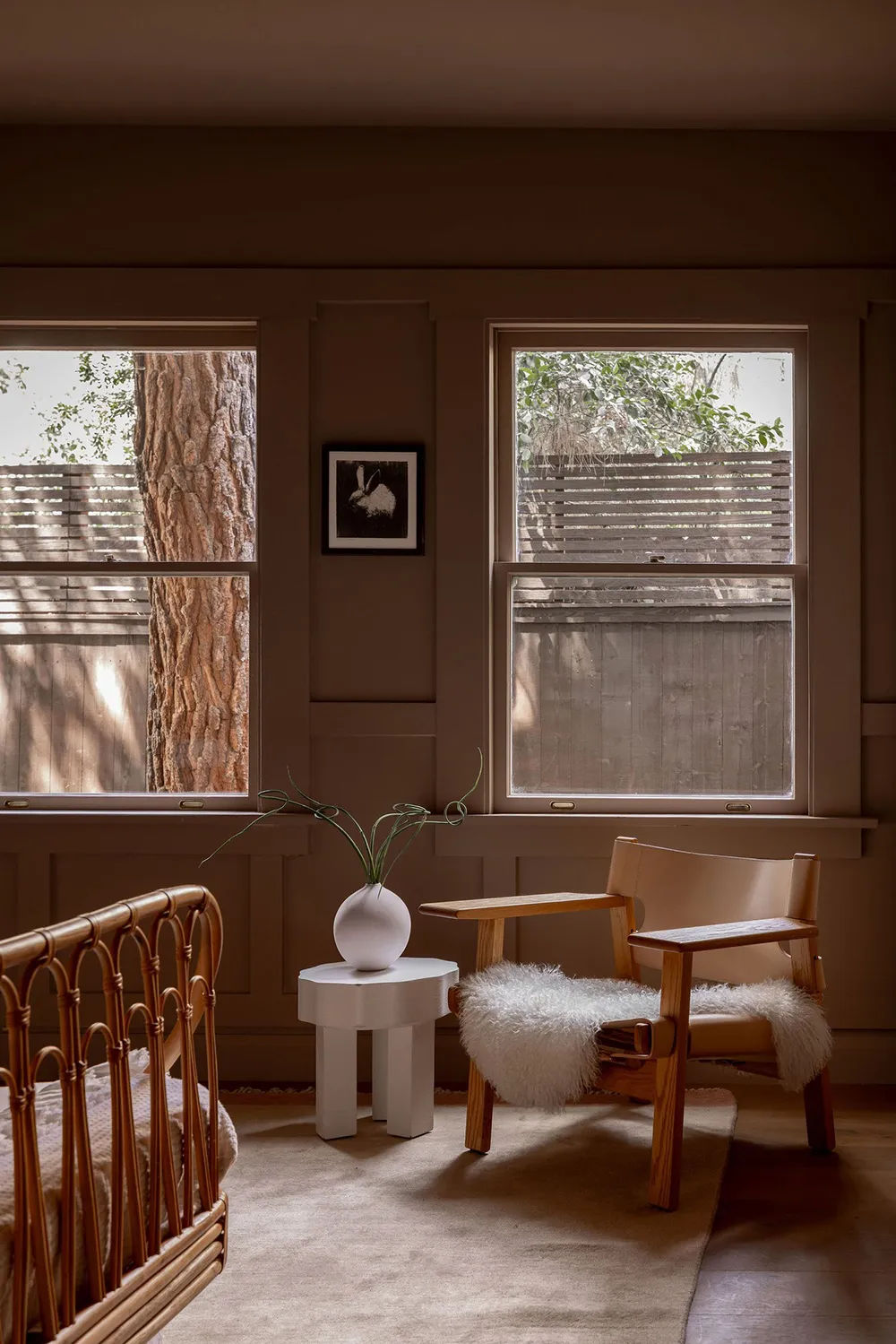 Tonos oscuros audaces en el diseño de un bungaló en California - Gallery image 21