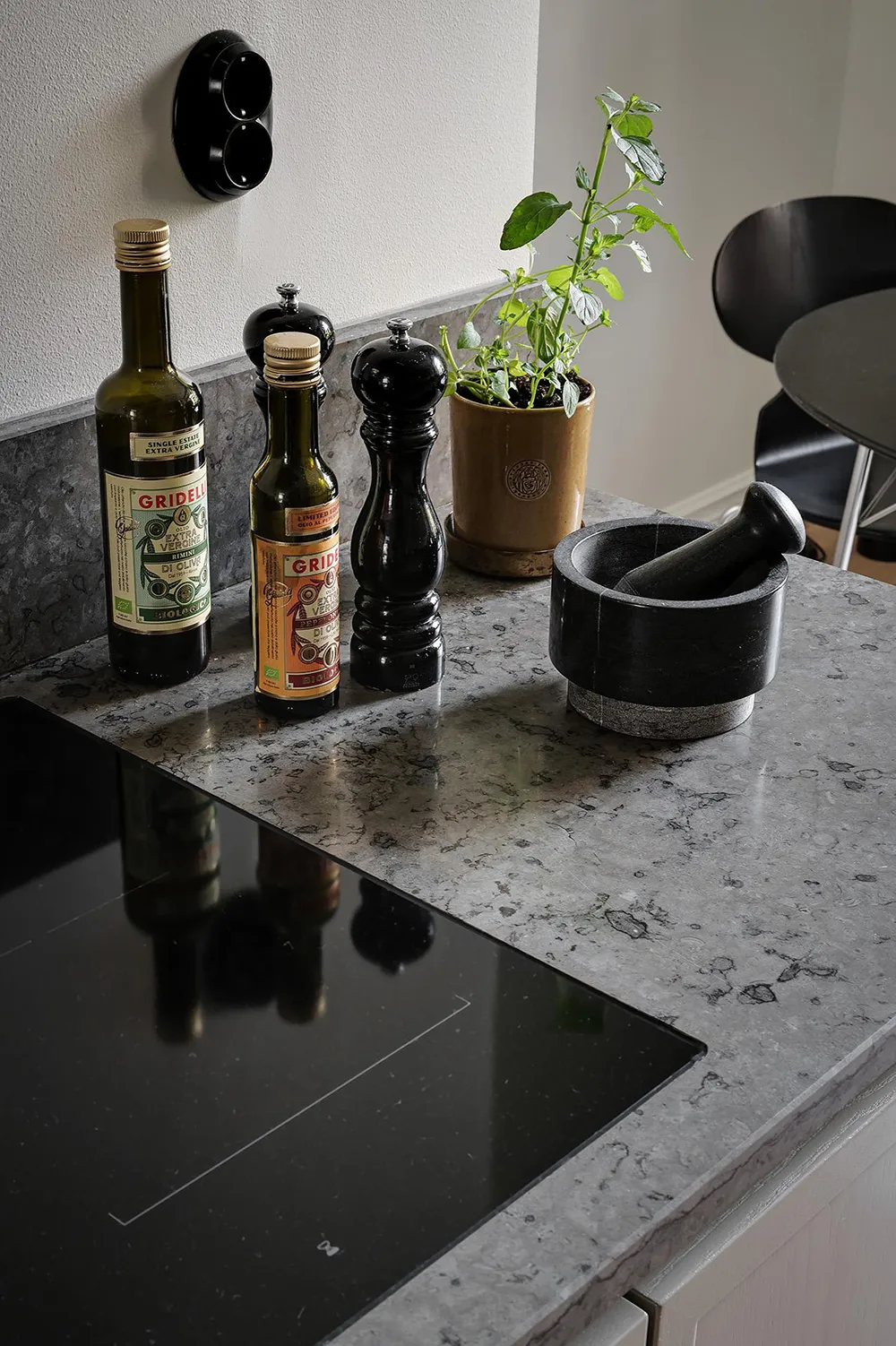 Elegante diseño escandinavo con acentos oscuros en el decorado - Gallery image 22