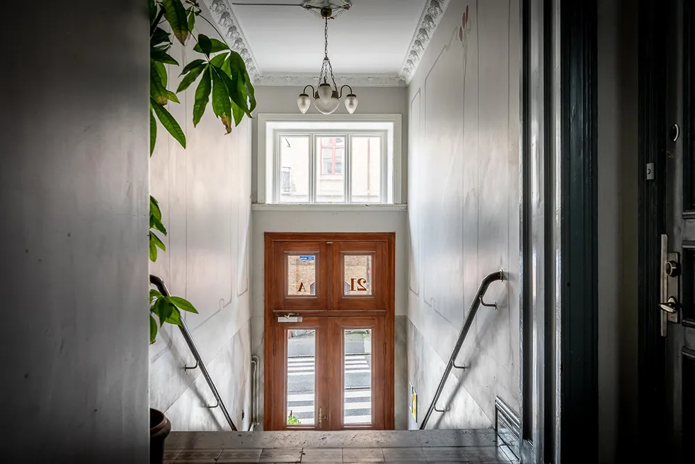 Elegante diseño escandinavo con acentos oscuros en el decorado - Gallery image 41