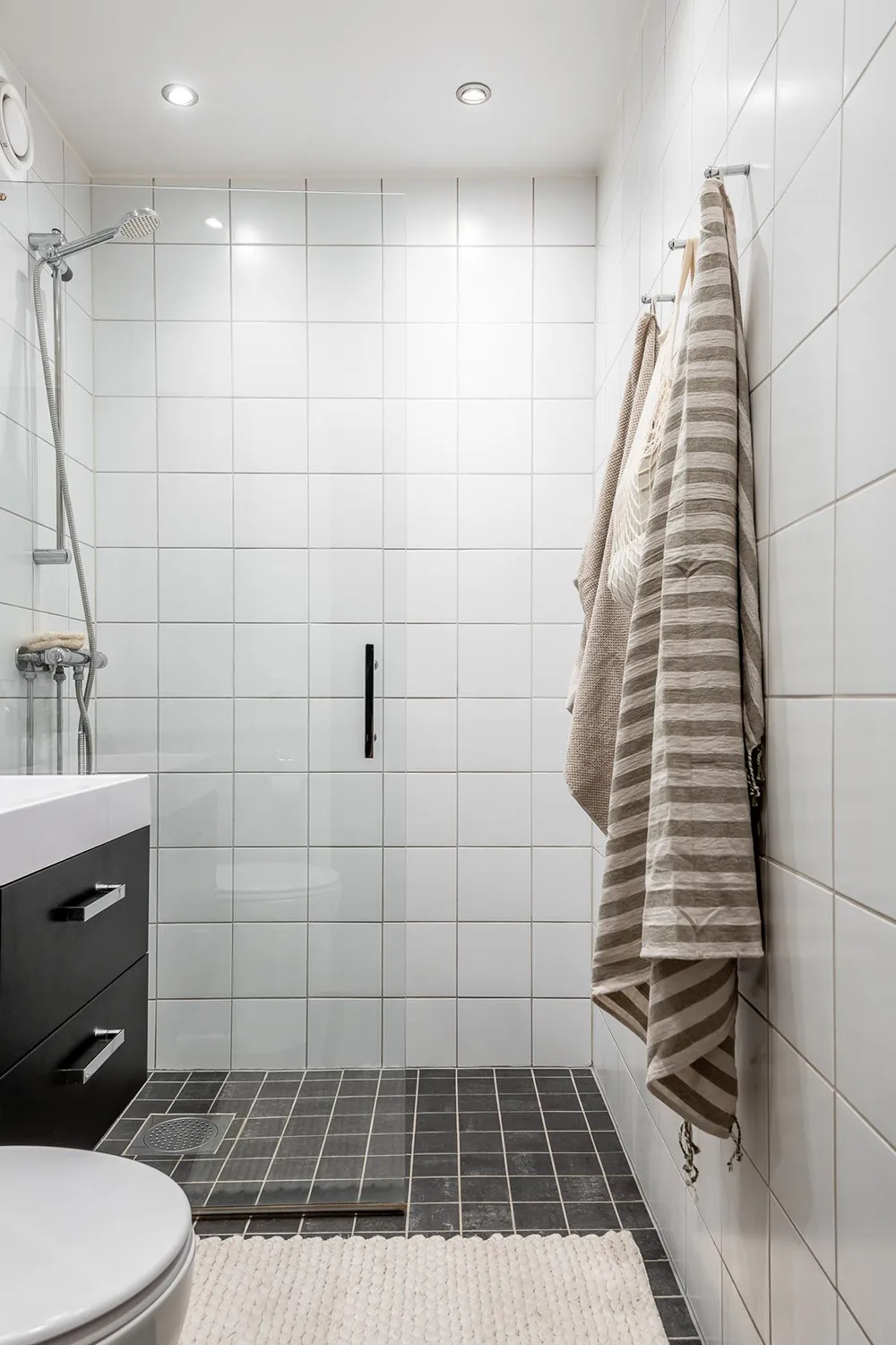 Helle Wohnung mit olivengrünen Wänden in Göteborg (66 qm) - Gallery image 31