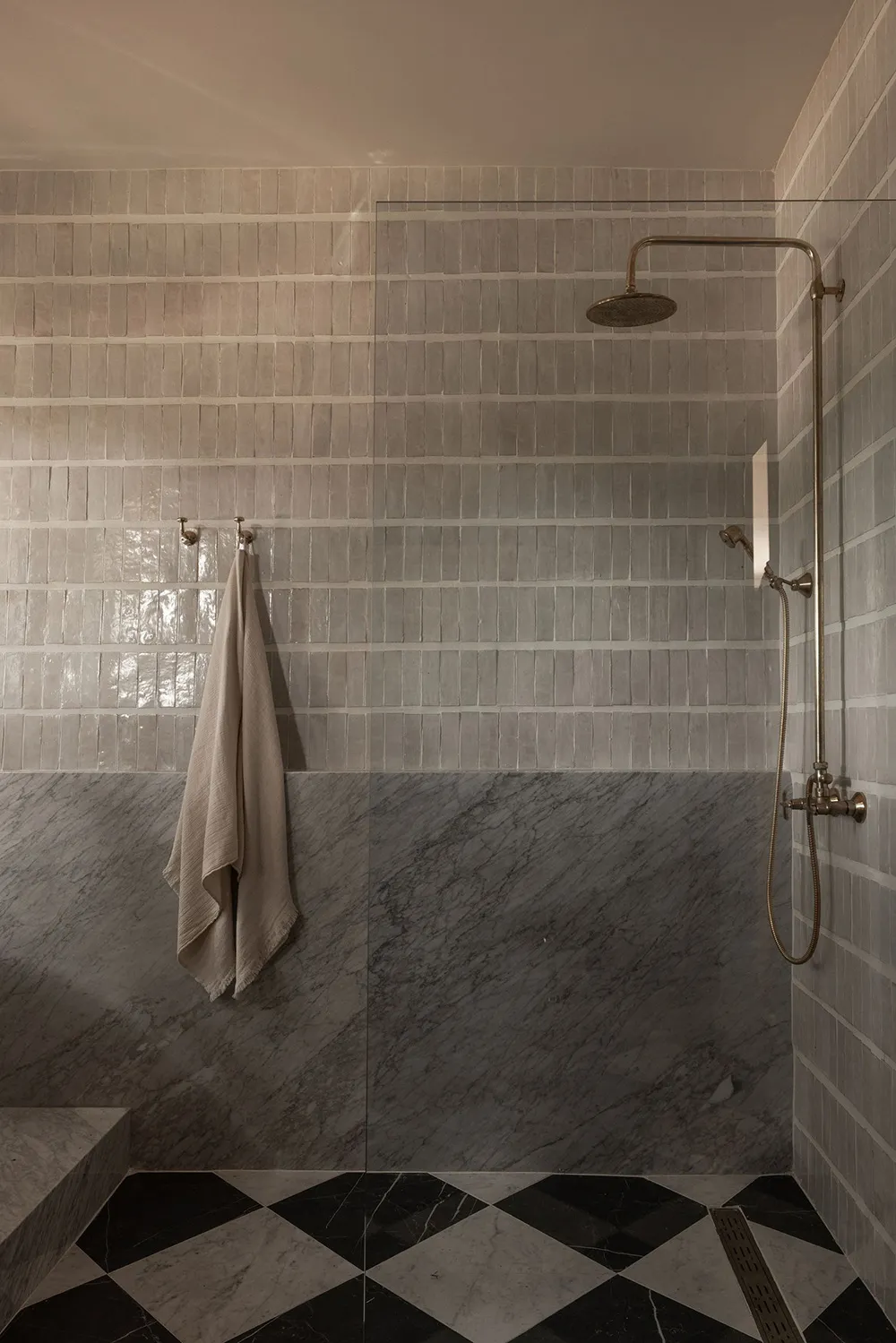 Tonos oscuros audaces en el diseño de un bungaló en California - Gallery image 27