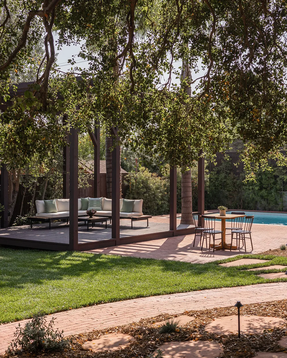 Tonos oscuros audaces en el diseño de un bungaló en California - Gallery image 31