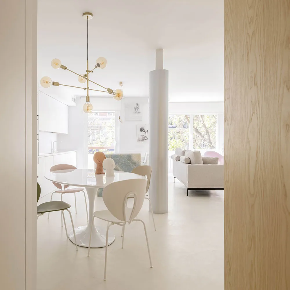 Weißes Apartment in Madrid mit sanften Pastellakzenten - Gallery image 1