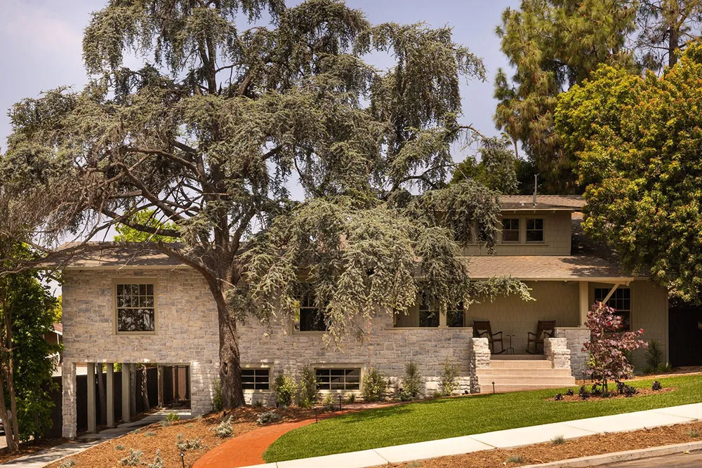 Tonos oscuros audaces en el diseño de un bungaló en California - Gallery image 34