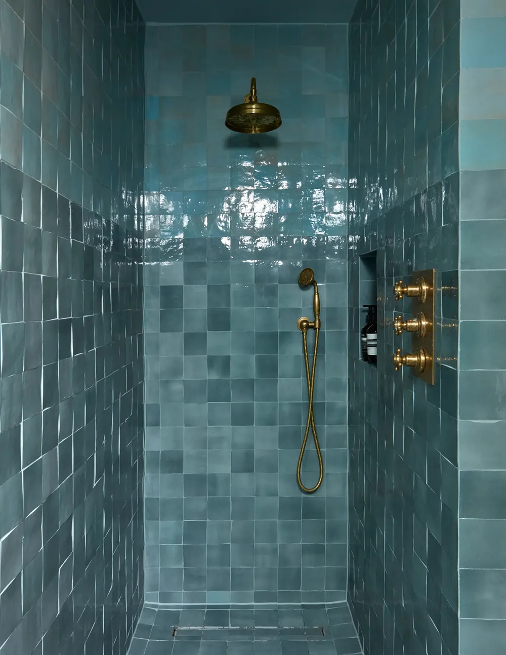 Diseñadora Katie Guinness aportó color y vida a una casa townhouse edwardiana en Londres - Gallery image 21