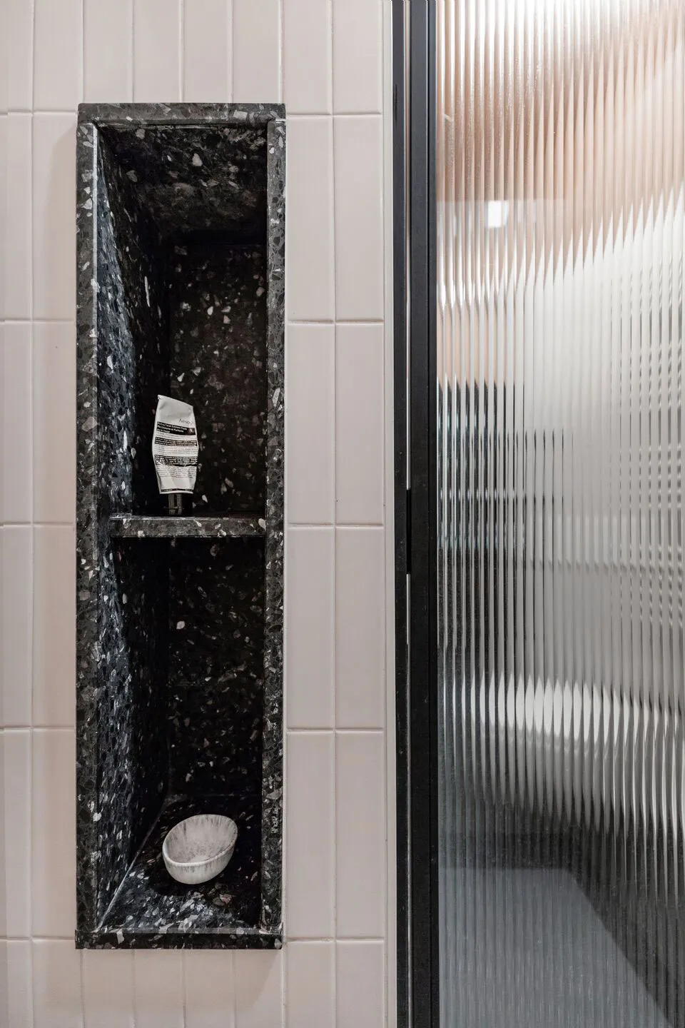 Смелая игра красок в модной миланской квартире - Gallery image 14