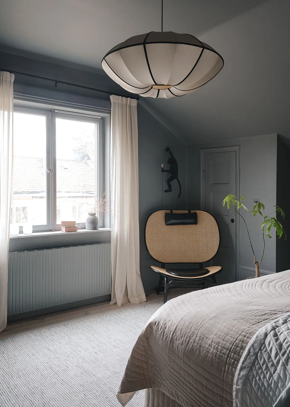 Бюджетний інтер'єр мансардної квартири на околиці Стокгольма - Gallery image 17