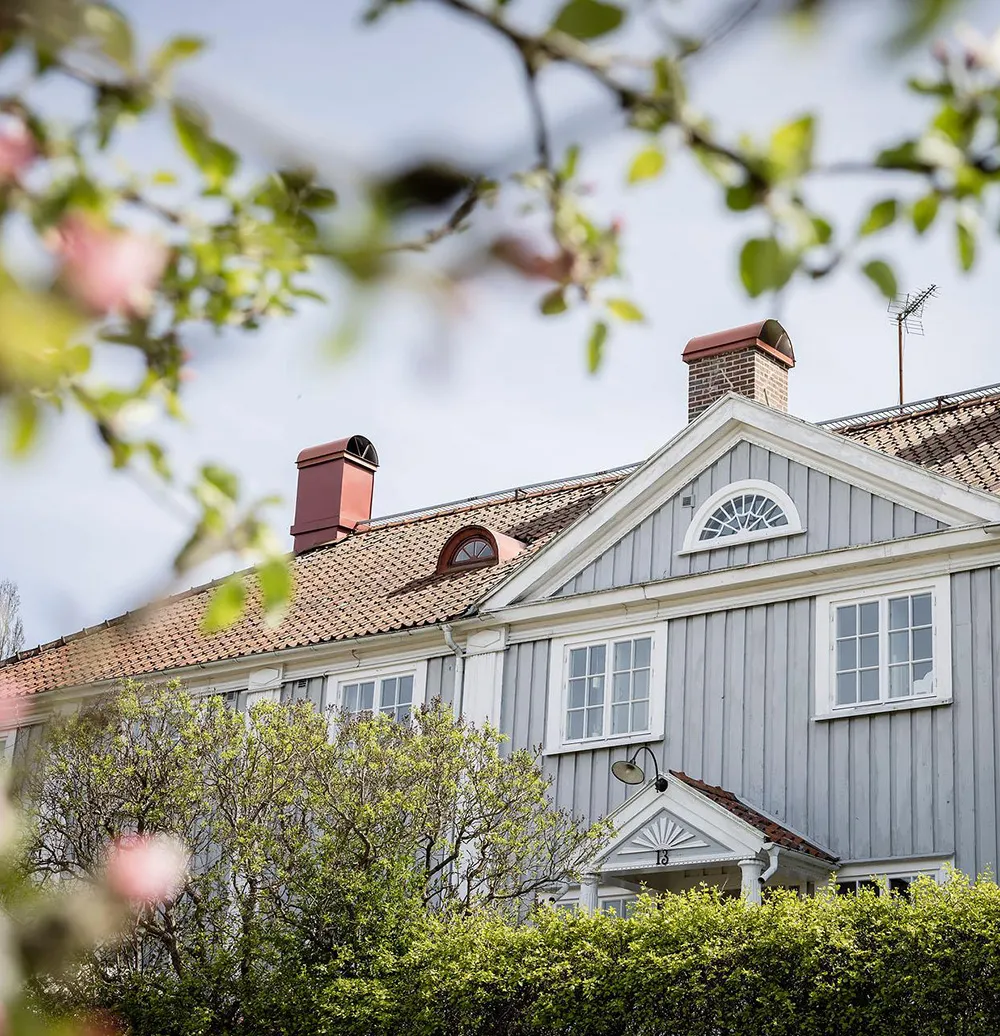 Белые интерьеры и винтажный декор: красивая дача в Швеции - Gallery image 1