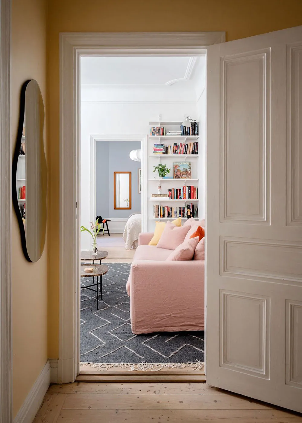 Jolie appartement scandinave avec canapé rose et cuisine blanche (49 m²) - Gallery image 18