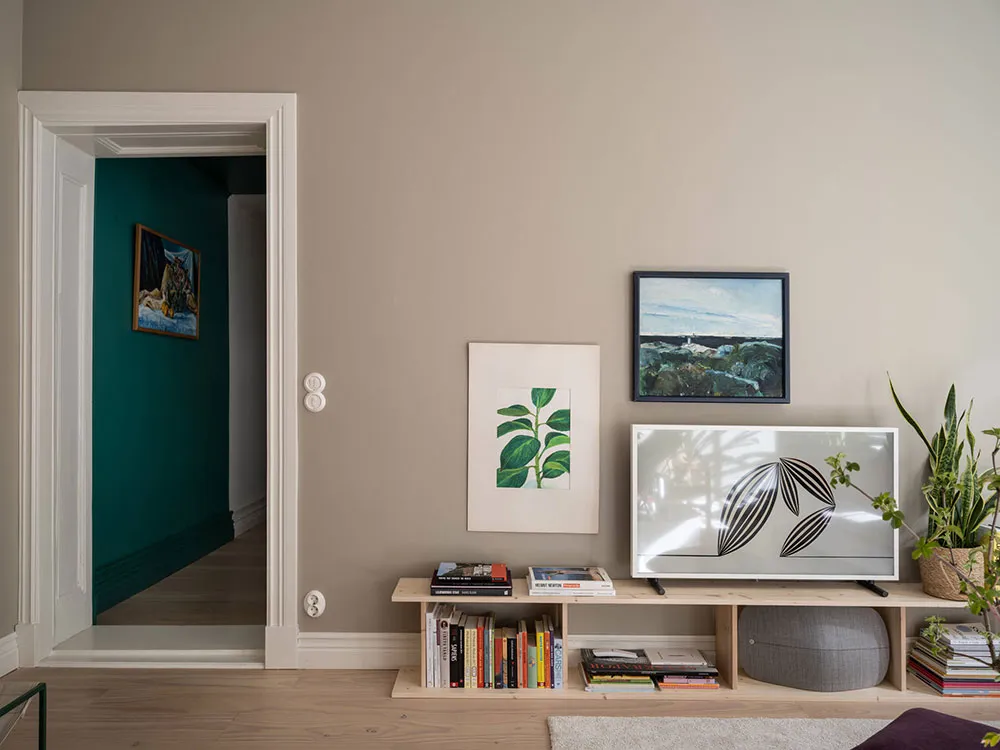 Murs peints à la main et cuisine blanche-verte inhabituelle : appartement à Göteborg (75 m²) - Gallery image 17