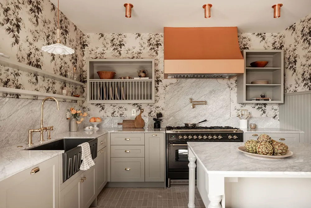 Tonos oscuros audaces en el diseño de un bungaló en California - Gallery image 5