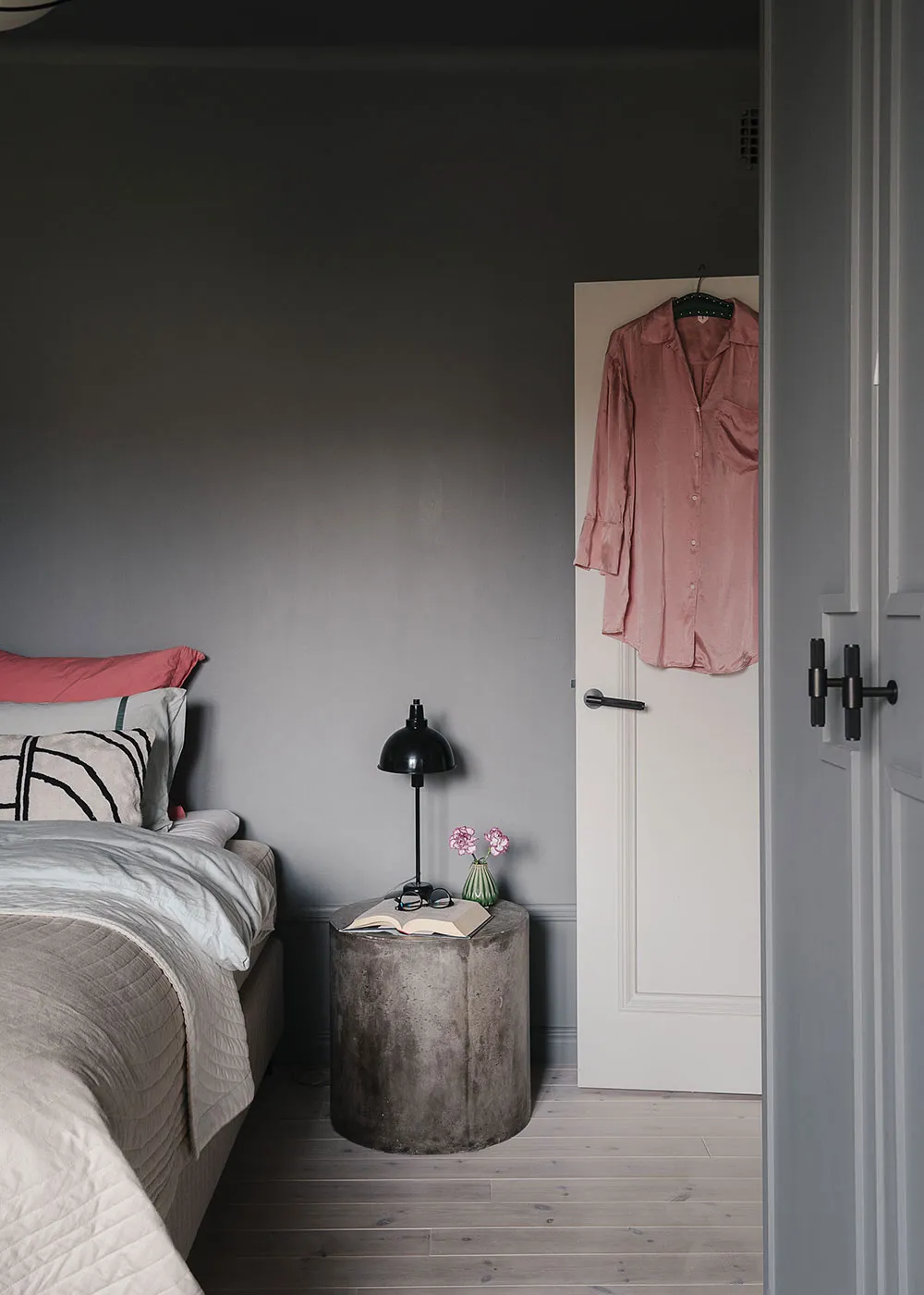 Бюджетний інтер'єр мансардної квартири на околиці Стокгольма - Gallery image 16