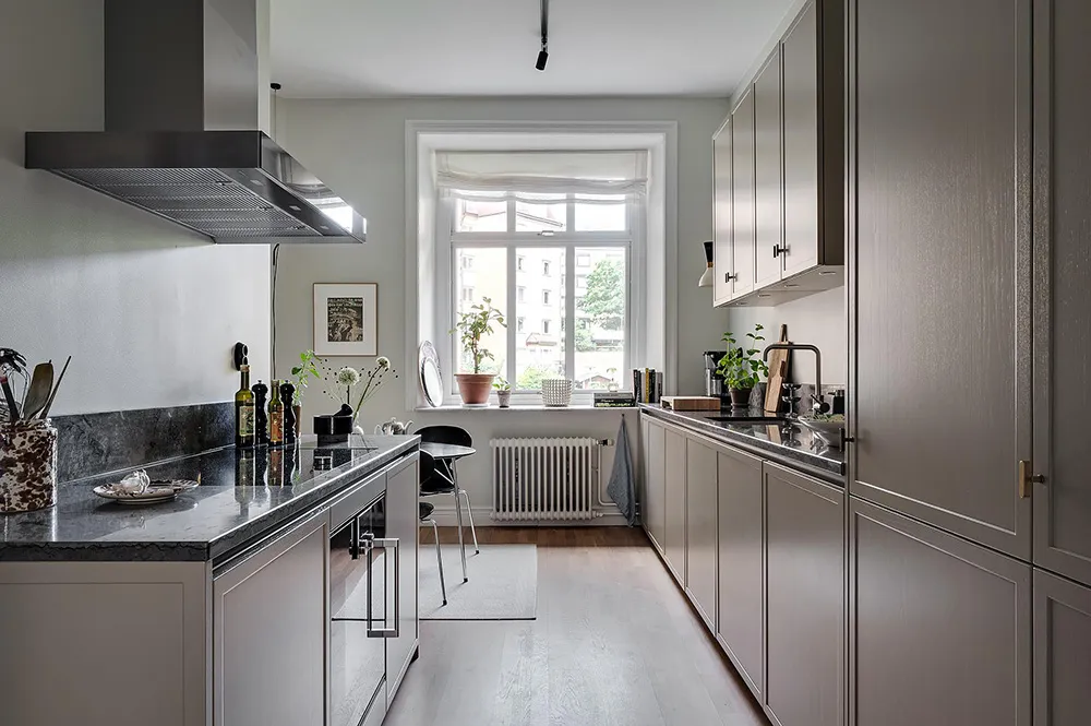 Elegante diseño escandinavo con acentos oscuros en el decorado - Gallery image 19