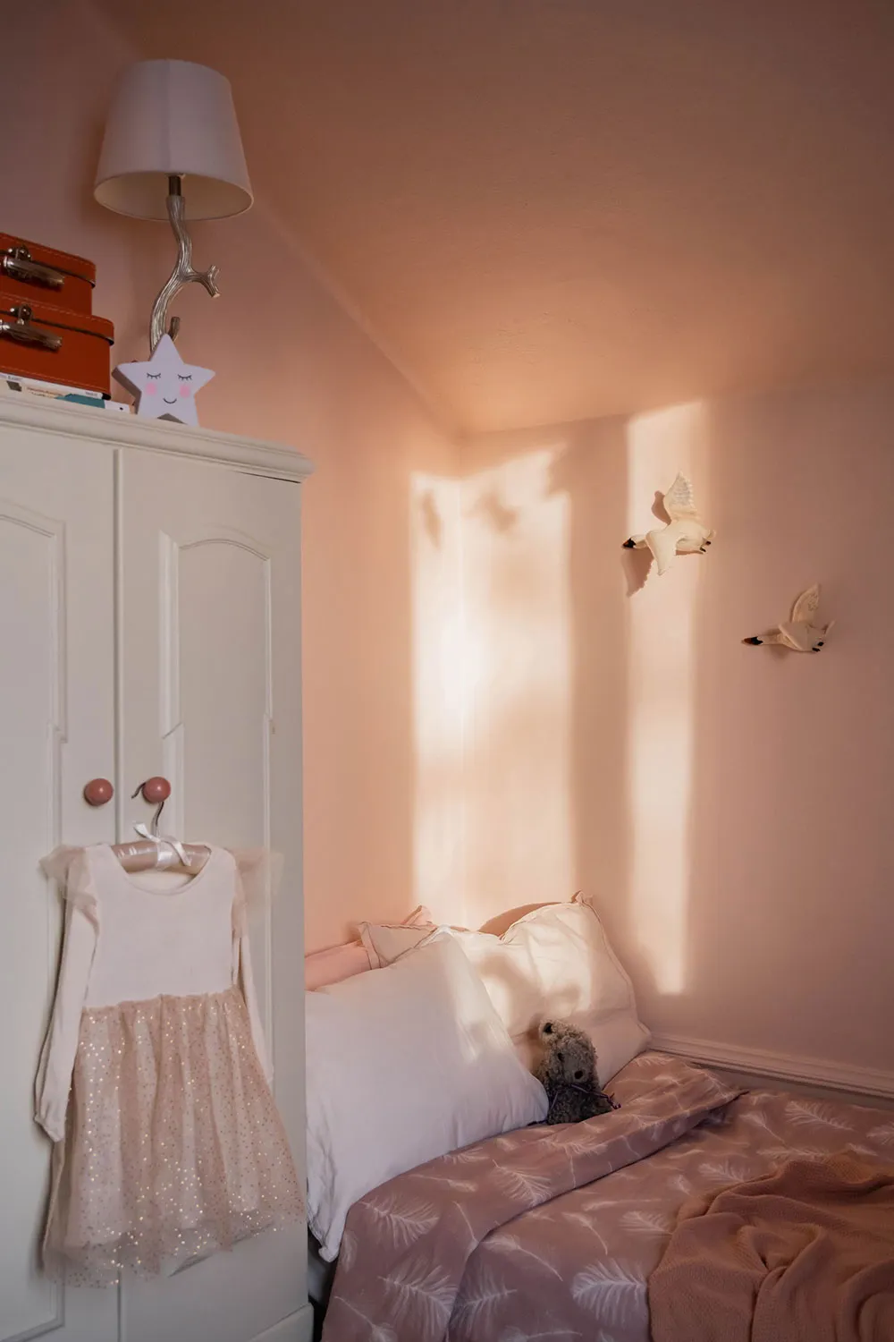 Бюджетний інтер'єр мансардної квартири на околиці Стокгольма - Gallery image 19