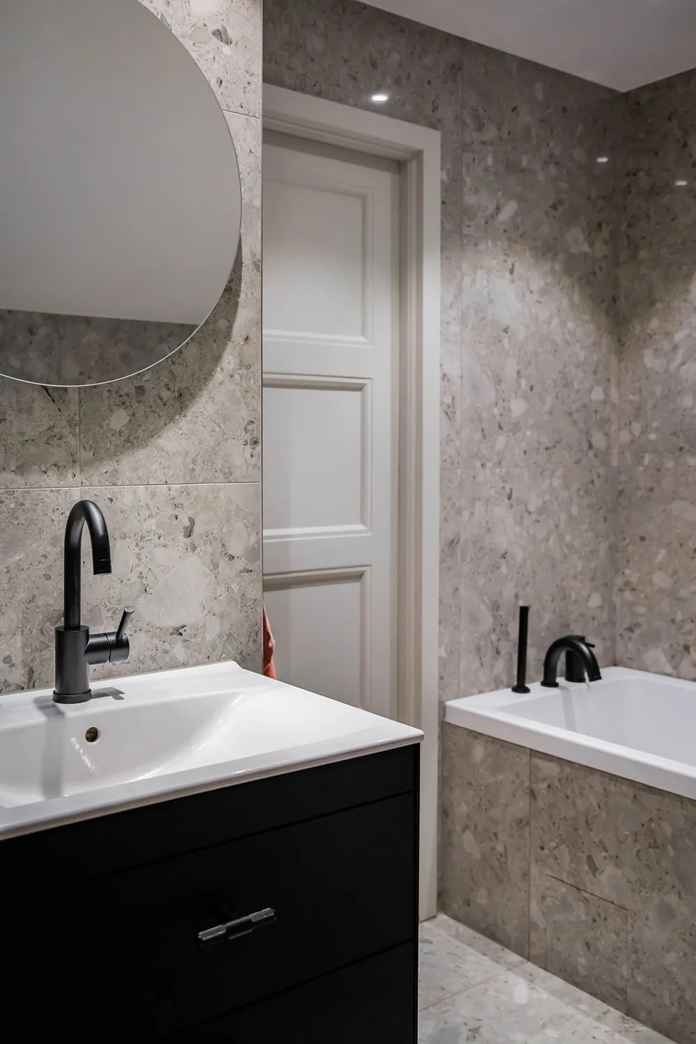 Бюджетний інтер'єр мансардної квартири на околиці Стокгольма - Gallery image 26