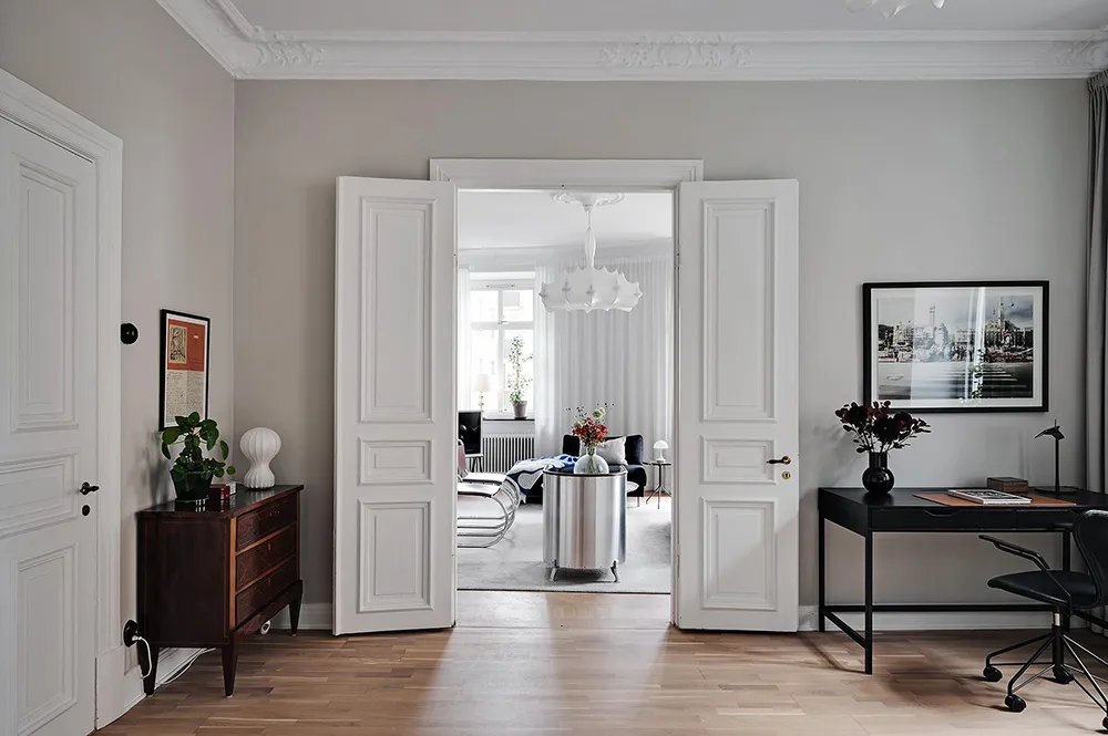 Elegante diseño escandinavo con acentos oscuros en el decorado - Gallery image 34