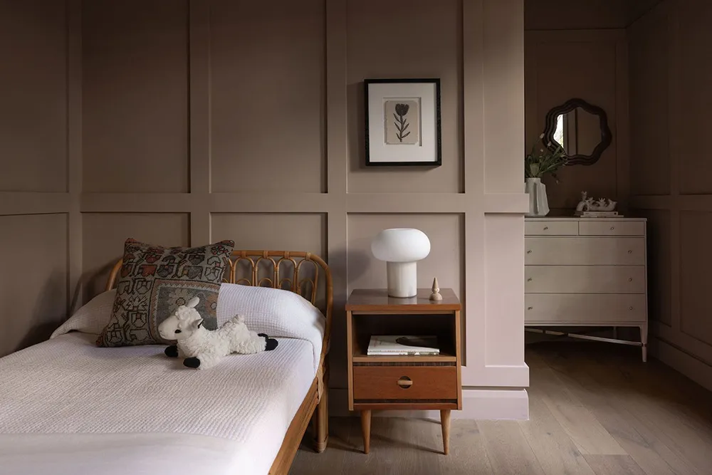 Tonos oscuros audaces en el diseño de un bungaló en California - Gallery image 22