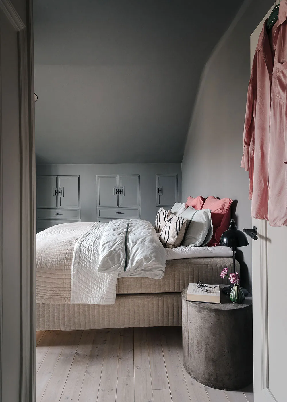 Бюджетний інтер'єр мансардної квартири на околиці Стокгольма - Gallery image 18