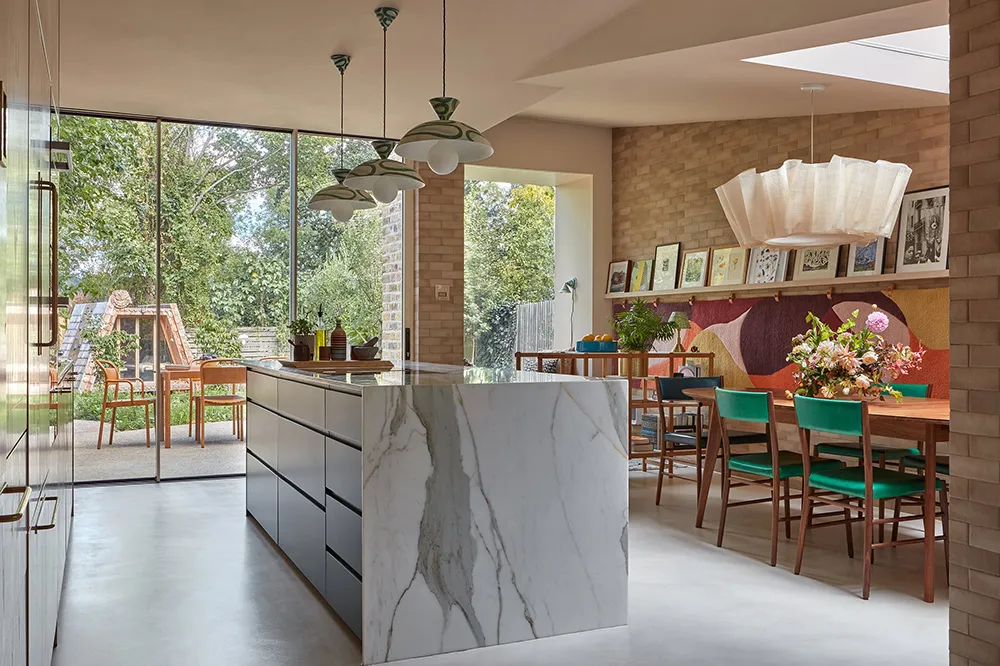 Diseñadora Katie Guinness aportó color y vida a una casa townhouse edwardiana en Londres - Gallery image 6