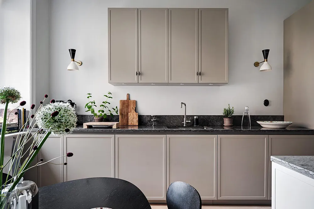 Elegante diseño escandinavo con acentos oscuros en el decorado - Gallery image 18