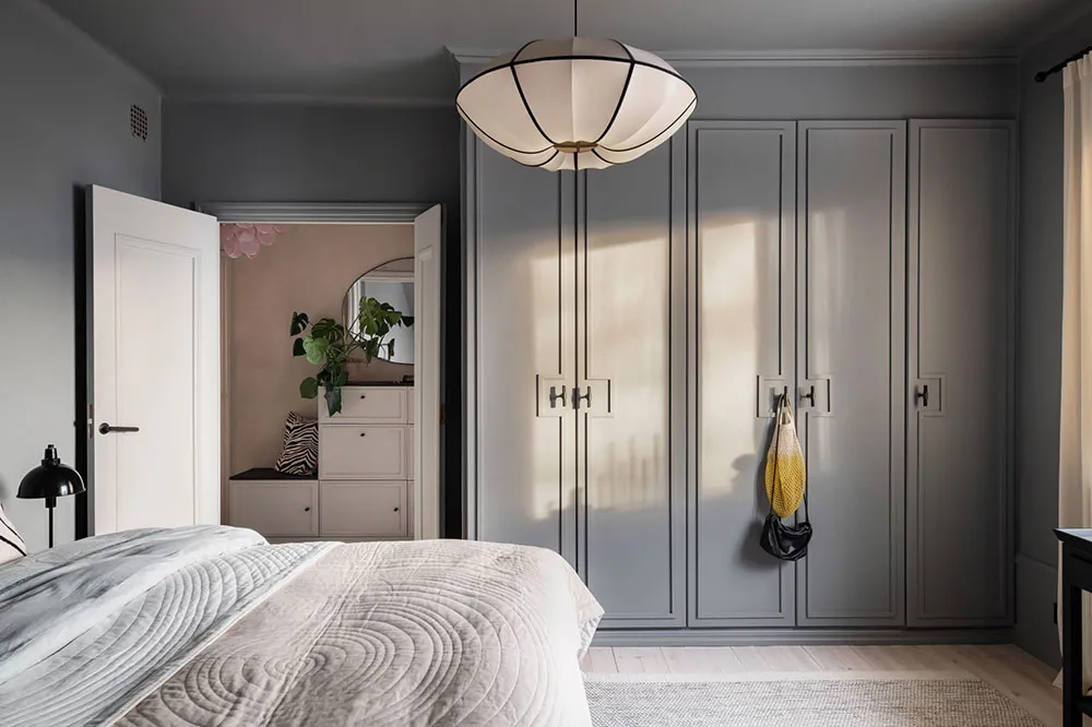 Бюджетний інтер'єр мансардної квартири на околиці Стокгольма - Gallery image 12