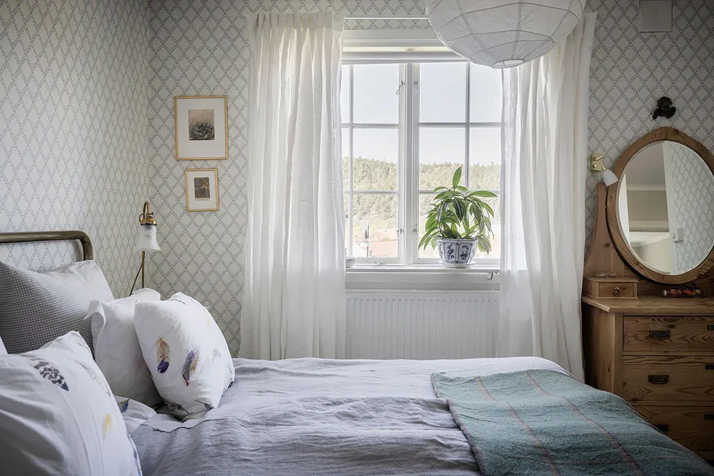 Белые интерьеры и винтажный декор: красивая дача в Швеции - Gallery image 14