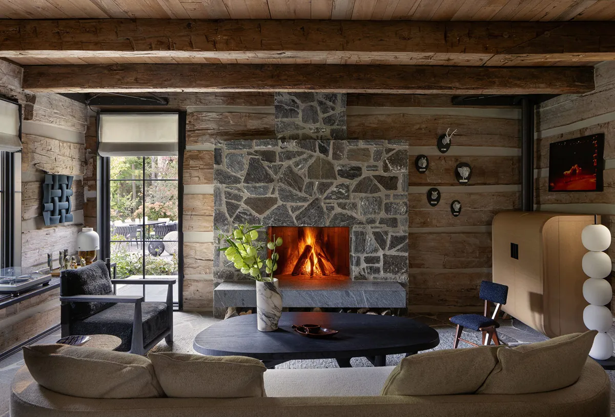 Kleine Holzhütte in Kanada mit stilvollen Akzenten im Design - 3