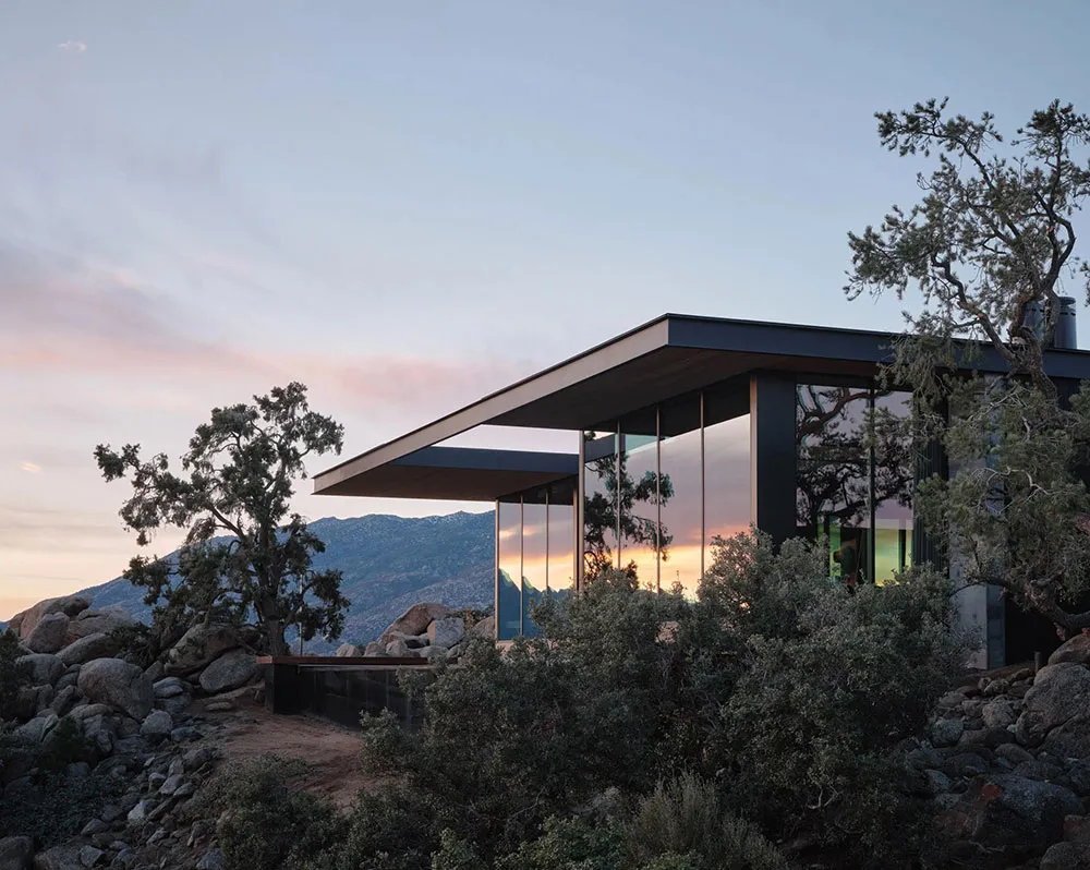 Maison dans le désert de Californie avec piscine et murs en verre - Gallery image 1